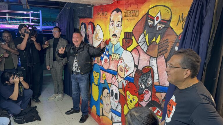 Julio Preciado recibe homenaje en la Arena Coliseo de Guadalajara